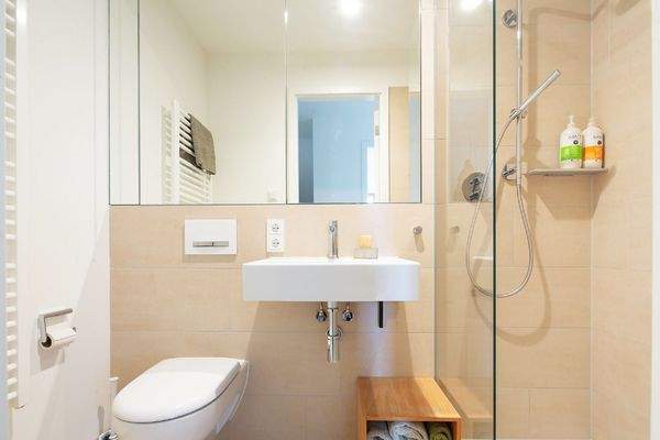 separates Duschbad mit WC