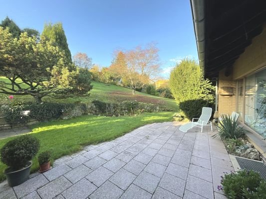 Blick von der Terrasse in den Garten