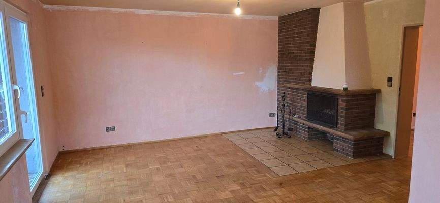 Wohn- / Esszimmer mit offenem Kamin, Blickrichtung nördlich, links Zugang Balkon 