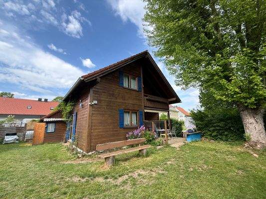 Hausansicht mit Garten