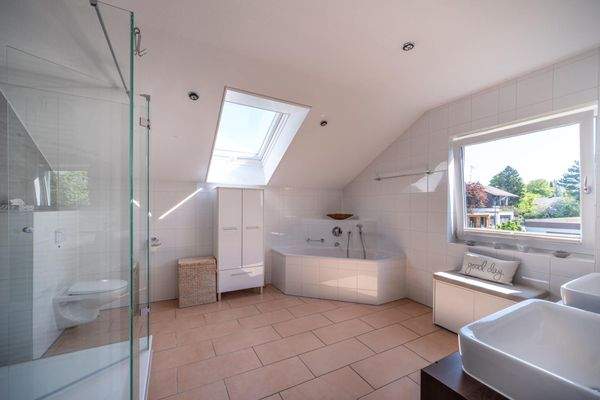 Geräumiges Bad im Dachgeschoss