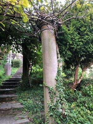 Säulenanlage an Treppe