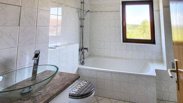 Tageslichtbad mit Badewanne (1)