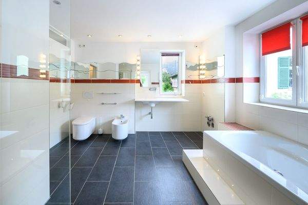 Badewanne, Dusche und Bidet I OG