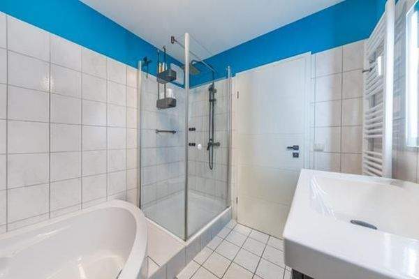 … mit separater Dusche.