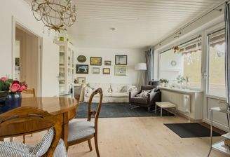 Wohnzimmer mit Zugang zum Balkon