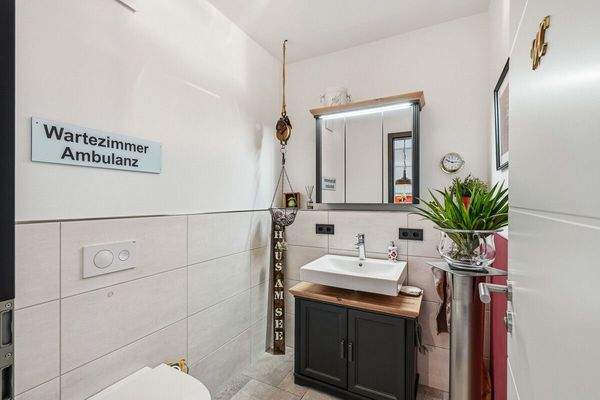 Gäste-WC mit Fenster