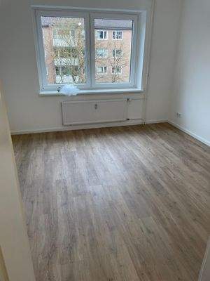 Leeres Zimmer mit Fenster