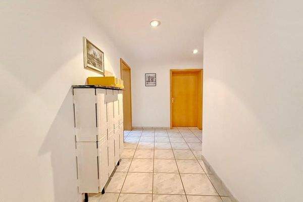 Flur im wohnlichen ausgebauten Kellerbereich