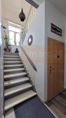 Treppe in Wohnung mit Wohnungseingangstür