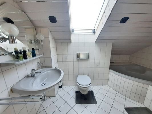 Dusch-Wannen-Bad im DG