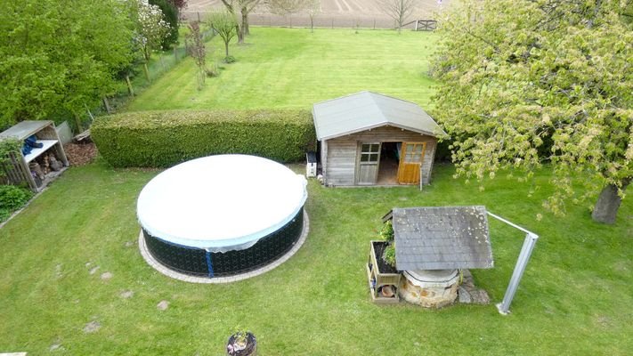 Pool, Brunnen und Blockhaus