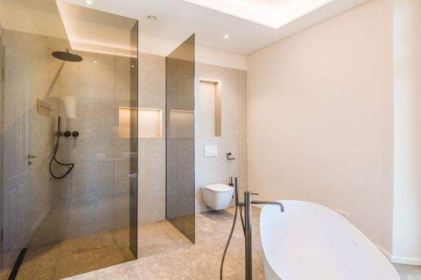 Masterbadezimmer mit edlen Einbauten