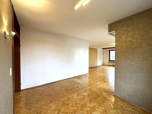 … Wohn-Essbereich mit Echtholzparkett