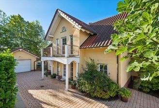 Ansicht mit Garage und einladendem Eingangsbereich