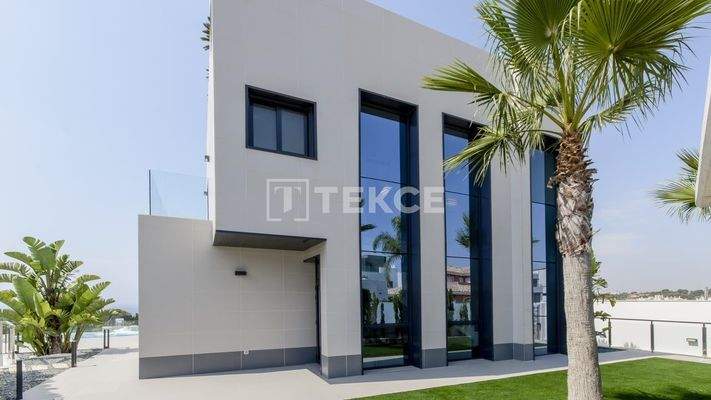 Fantastic Beach-side Detached Villas Located in Alicante
