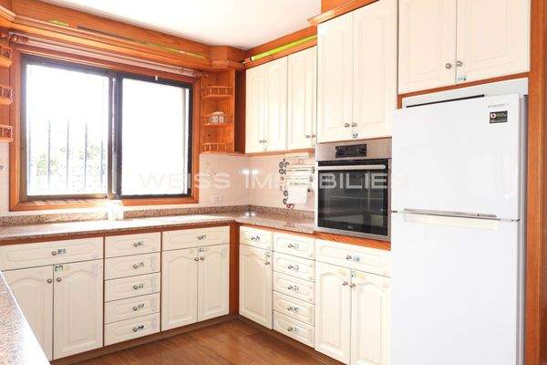 Viel Schrankraum und Arbeitsfläche in der Küche