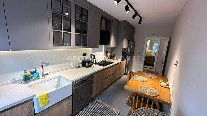 3-Bedroom Duplex Flat with Terrace near the Beach in Konyaaltı