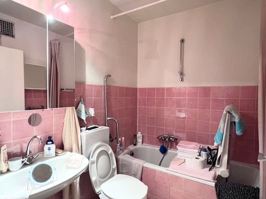 Badezimmer mit Badewanne
