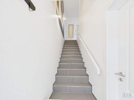 Treppenaufgang-Haupthaus-ins-OG