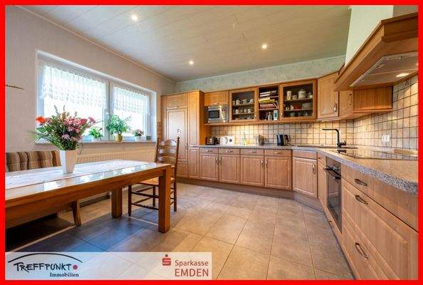 große Küche mit Einbauküche