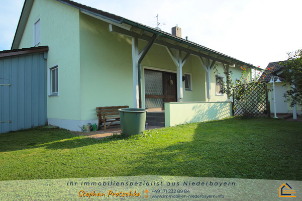 Außen - Garten mit Blick auf Haustür