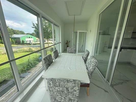 Wintergarten mit Esstisch