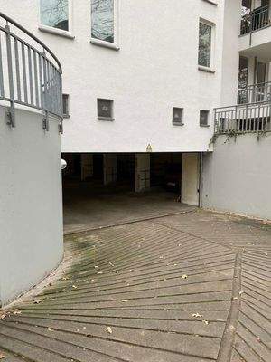 Tiefgarage-Einfahrt