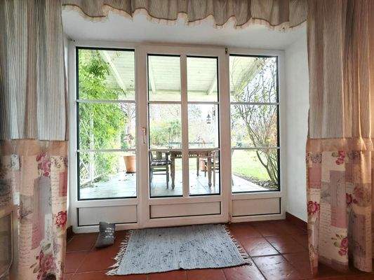 Ausgang zur überdachten Terrasse (EG)