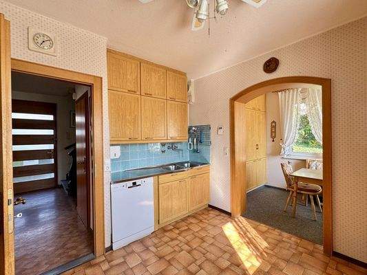 Küche mit Blick in den FlurAnbau