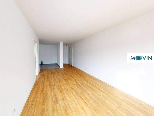 Wohn- und Essbereich mit angrenzendem Balkon