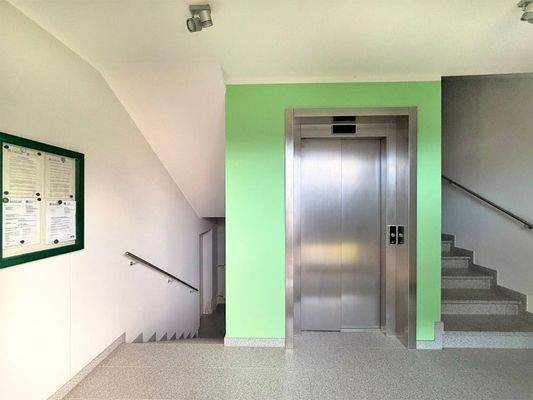 Treppenhaus mit Aufzug