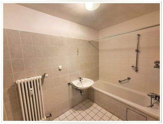 Bad mit Wanne und WM Anschluss