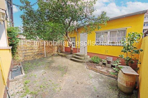 Hofbereich mit Nebengebäude