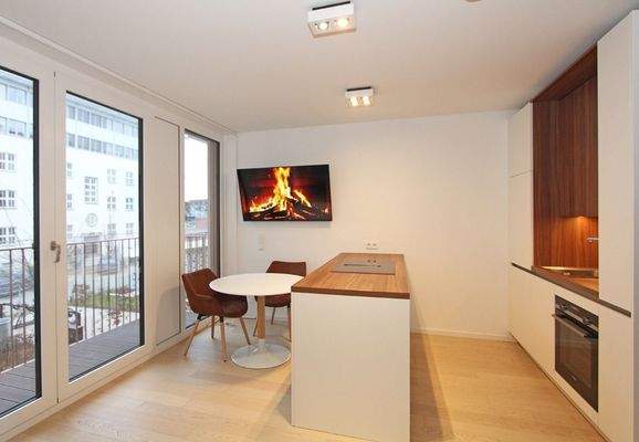 Küche mit Essbereich mit Balkon