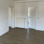 Heller Flur mit Holzboden
