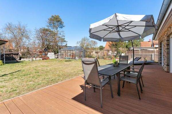 Terrasse mit Blick in den Garten