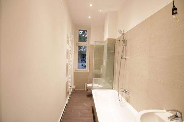 Elegantes Wannenbad mit Fenster