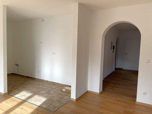 Blick zur Küchenzeile und Essbereich