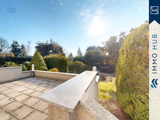 Blick von Terrasse in den Garten