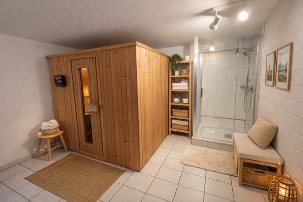 2 x Wellnessbereiche - jeweils mit Sauna und Dusch