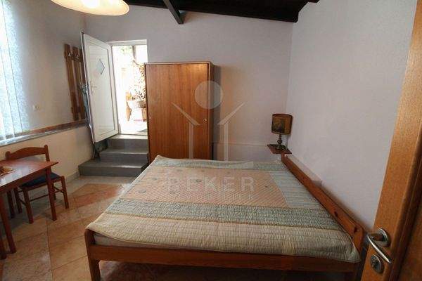 Hier ist ein Studio-Apartment