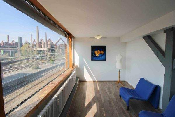 Lesezimmer Wohnung mit Blick auf das Weltkulturerbe Völklinger Hütte