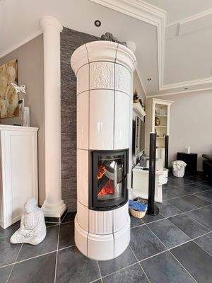 inkl. diesem schönen Kachelofen