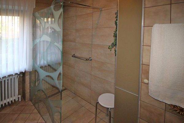 ...mit ebenerdiger Dusche