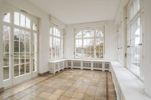 Winter garden with Solnhofen tiles