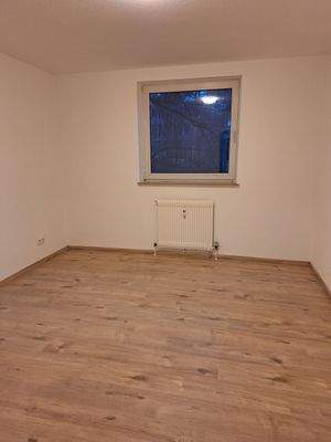 Leeres Zimmer mit Fenster