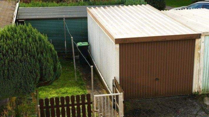 Blick vom Balkon auf Garage und kleines Grundstück