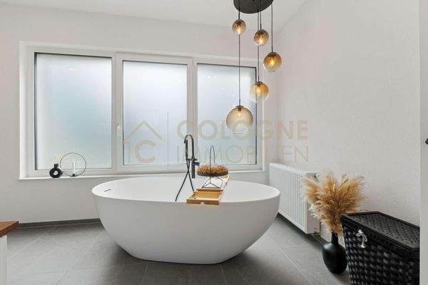 Privates, an das Schlafzimmer angeschlossene Elternbadezimmer 