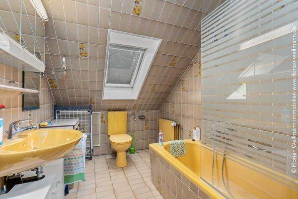 Tageslichtbad (2,86m²) mit Wanne und Duschvorrichtung.